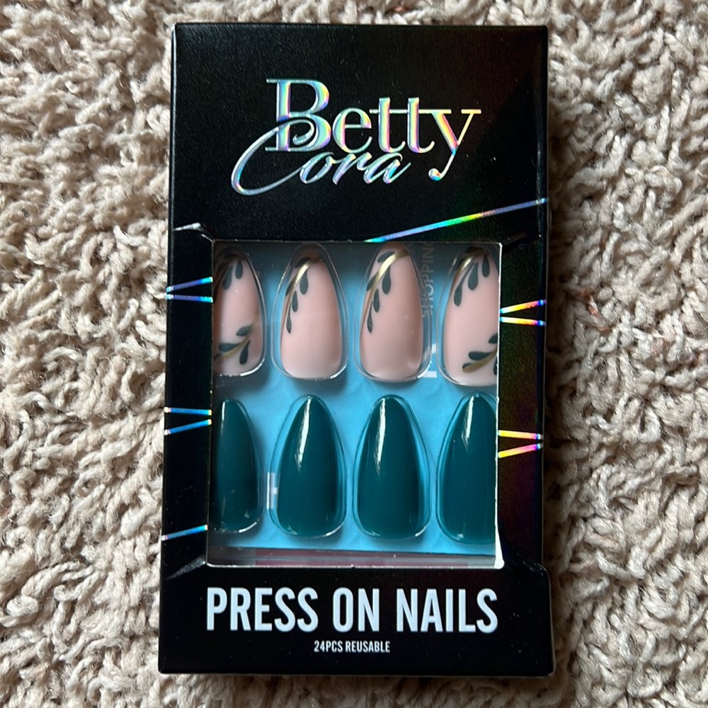 Berry Cora press on nails